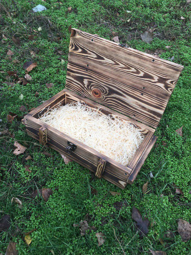 Varangard Pine Axe Gift & Transport Box — Torch-Burnished Finish, Riveted Metal Latch